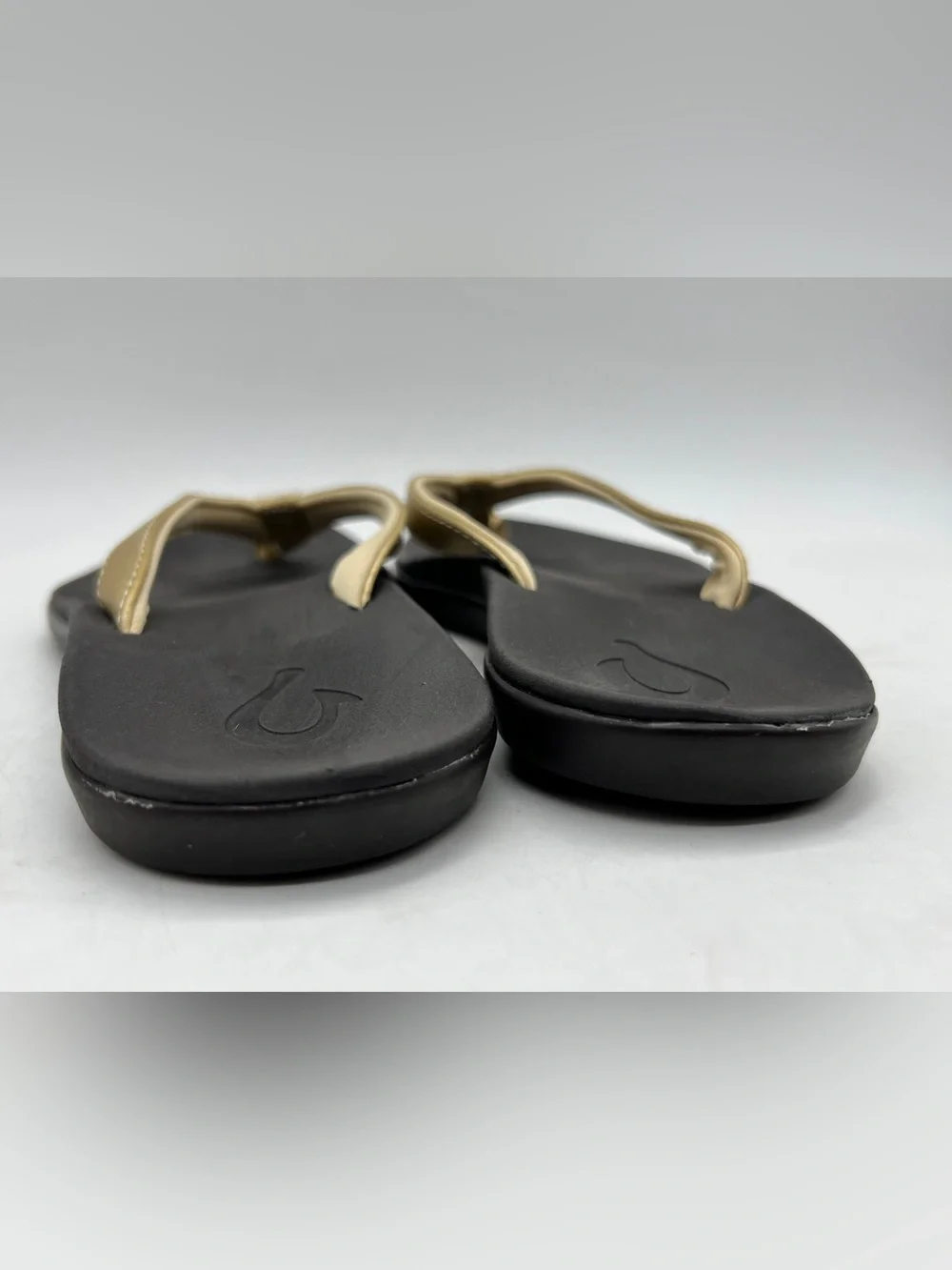 OluKai Ho‘opio Girls Size 3 Bubbly Gold Dark Java Flip Flop Beach Sandals